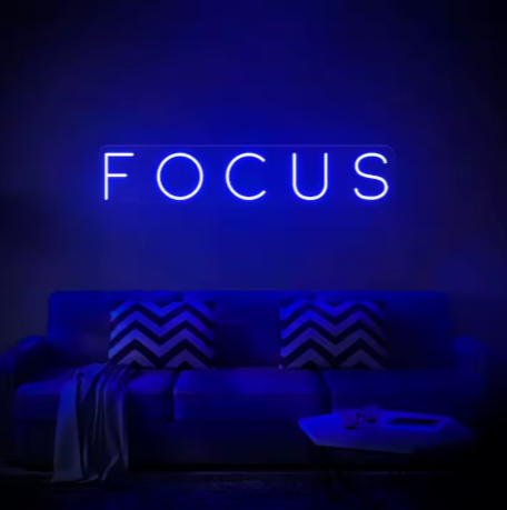 Cartel neón tipografía "'Focus""